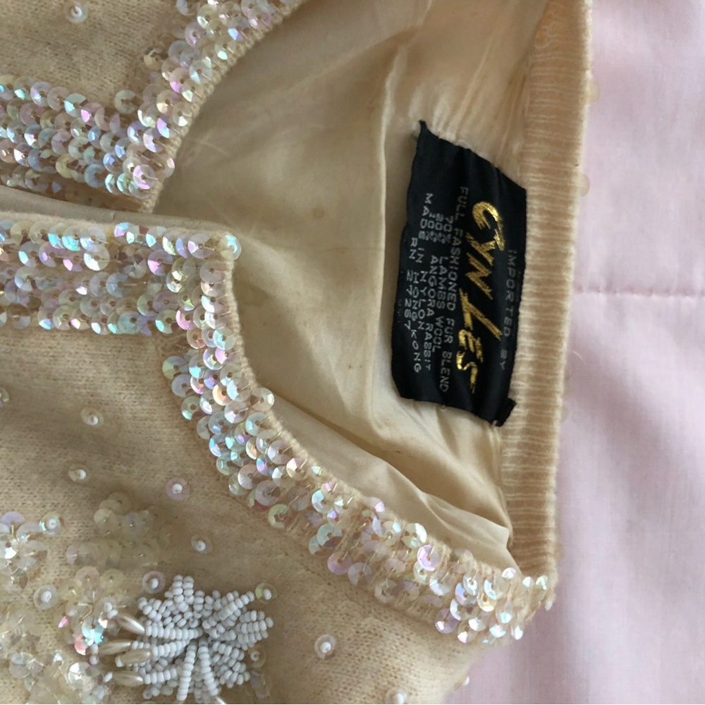 Beautiful vintage sweater- probably 70 yrs old— very good condition- - Picture 4 of 10
